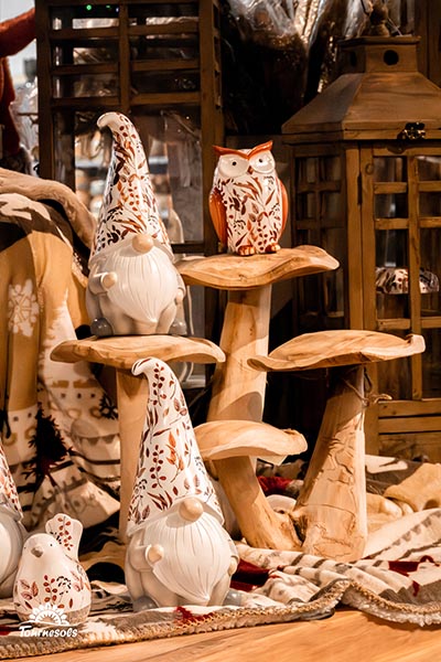 Statues de gnomes en céramique - blanc avec des imprimés de feuilles brunes